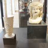 Le diverse campagne che si succedettero tra il 1984 e il 2012, rivelarono poi un �mondo� fatto di tracce di carbone e ceramica dell�et� del Bronzo, tombe e resti dell�insediamento peucezio, nonch� la grande erma romana in marmo utilizzata un tempo come fontana